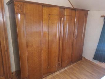 vintage kleerkast met hangruimte beschikbaar voor biedingen