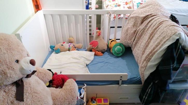 Ikea Baby/peuterbed Stuva - met bedrand, Kinderen en Baby's, Kinderkamer | Bedden, Gebruikt, 140 tot 160 cm, Minder dan 70 cm
