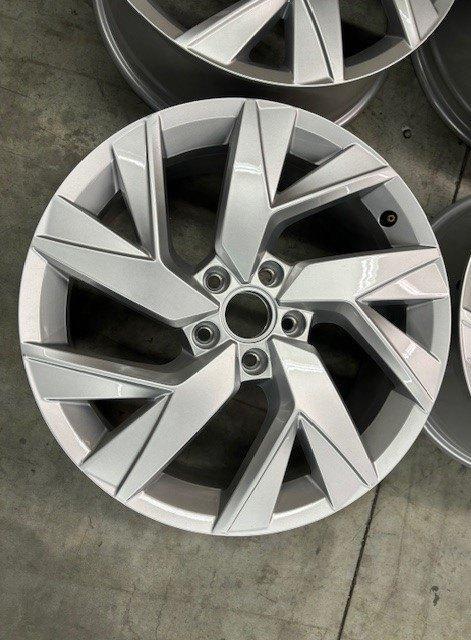 18 inch VW Tiguan II originele aluminium wielen 5NA601025AD, Auto-onderdelen, Banden en Velgen, Velg(en), 18 inch, Personenwagen