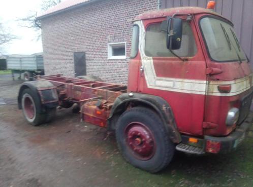 Vrachtwagen saviem sm8, Auto's, Vrachtwagens, Particulier, Trekhaak, Renault, Diesel, 2 deurs, Handgeschakeld, Rood, Beige, Achterwielaandrijving