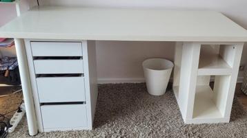 Wit bureau en accessoires van Ikea beschikbaar voor biedingen