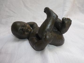 Brons kleurige stenen beeld baby liggend, Enlèvement, Comme neuf, Hummel