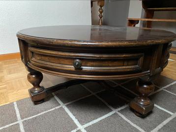Ronde eiken salontafel met 2 schuifjes beschikbaar voor biedingen