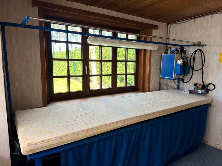 Professionele industriële strijktafel met stoomgenerator, Elektronische apparatuur, Strijkijzers en Strijkplanken, Gebruikt, Strijkijzer met snoer