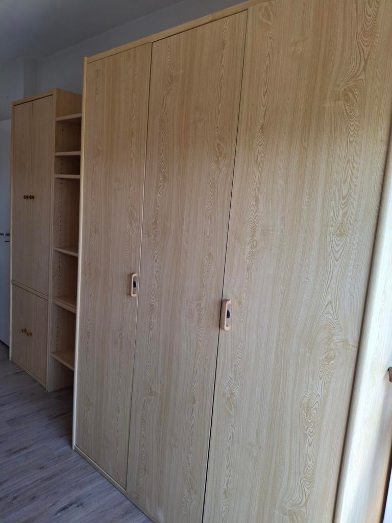 Wandkast in beuk van het merk mustering, Ophalen