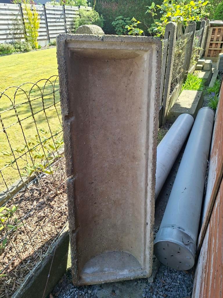 3 betonnen voederbakken of bloembakken, Ophalen