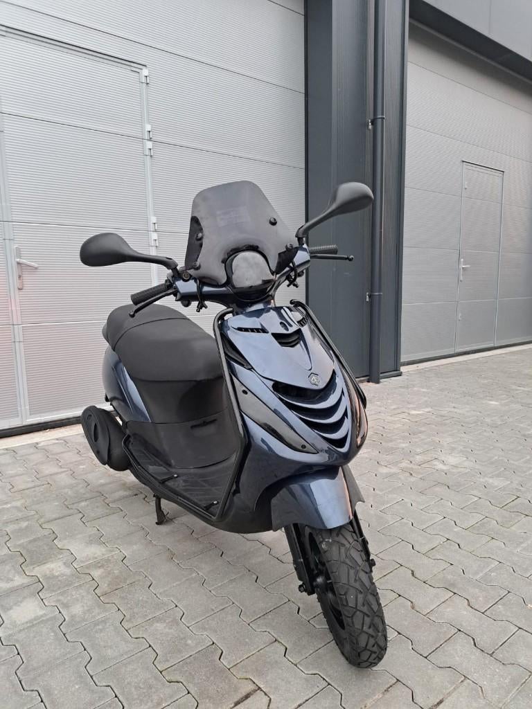 Piaggio Zip 4T Scooter Midnight Blauw FULL OPTION (B-KLASSE), Vélos & Vélomoteurs, Vélomoteurs & Scooters bridés, Comme neuf, Piaggio
