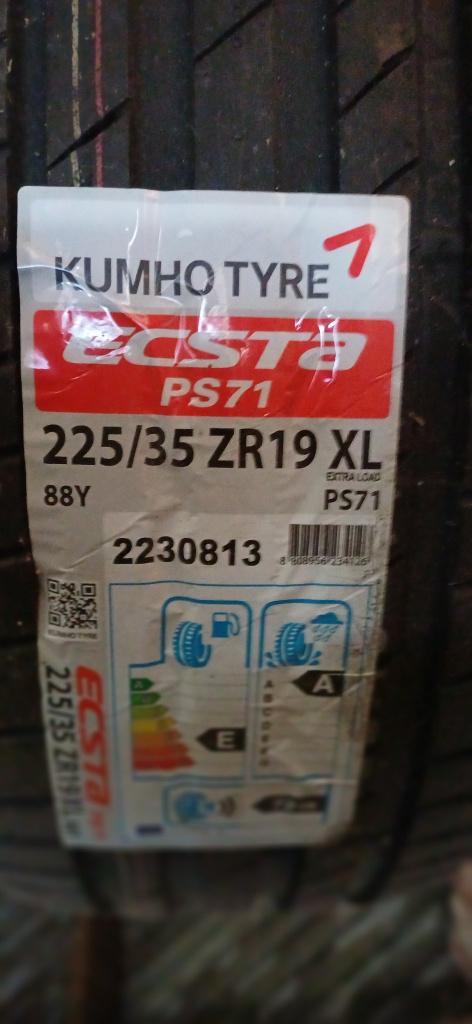 2 pneus neufs pour sportives, Autos : Divers, Haut-parleurs voiture, Enlèvement, Neuf