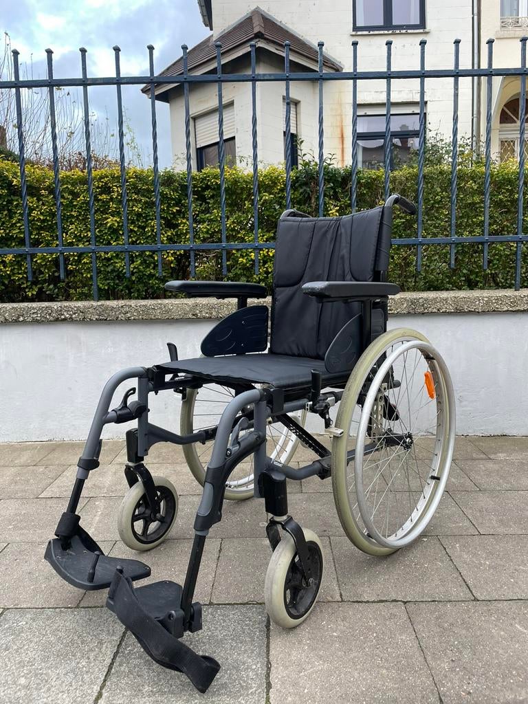 Invacare Esprit 3 Action opvouwbare rolstoel in nieuwstaat, Diversen, Rolstoelen, Zo goed als nieuw, Handbewogen rolstoel, Inklapbaar