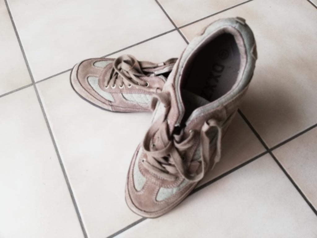 1 paar herenschoenen en 1 paar damesschoenen, Ophalen of Verzenden, Gedragen, Sneakers