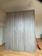 Kleerkast kinderkamer, Enlèvement