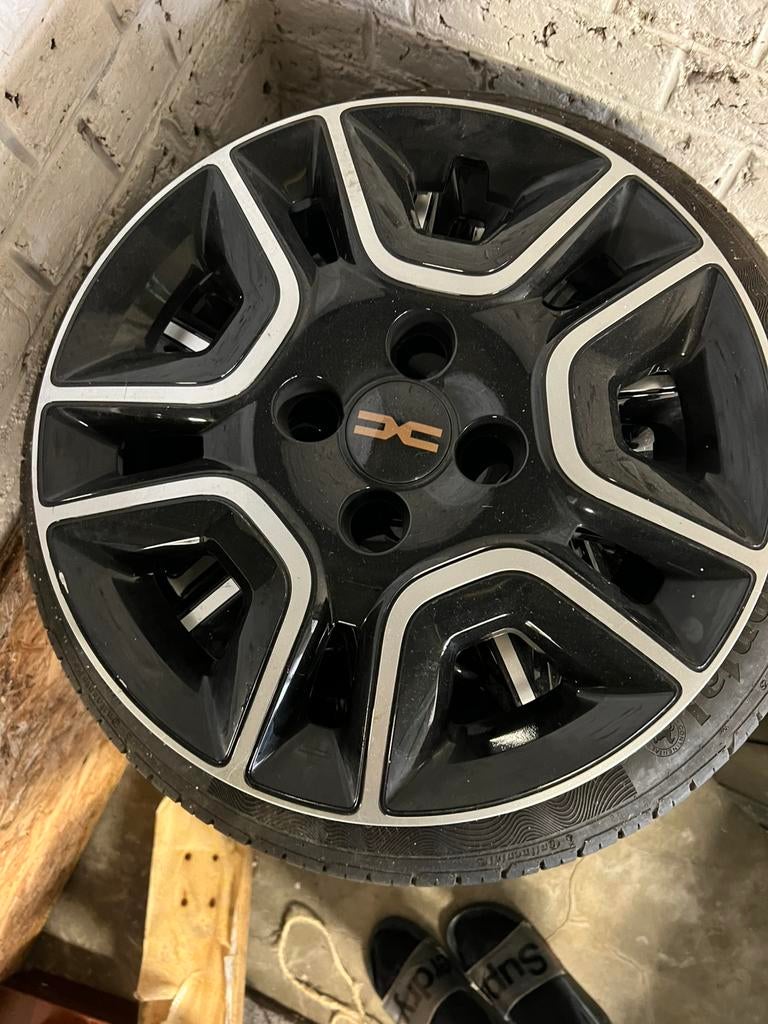 Enjoliveurs dacia spring, Enlèvement, Comme neuf