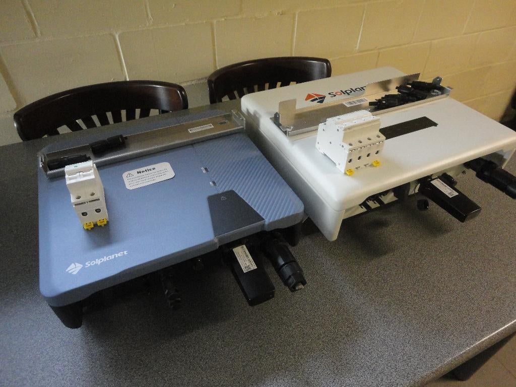 Omvormers zonnepanelen ASW3000-S en ASW6000-T - 9 KVA -, Enlèvement, Comme neuf, Système complet, 200 watts-crêtes ou plus