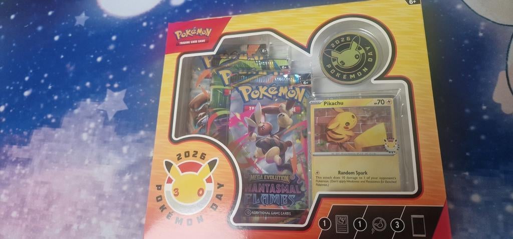 Pokémon Day 2026 Collection (TEF 051), Ophalen of Verzenden, Nieuw, Boosterbox