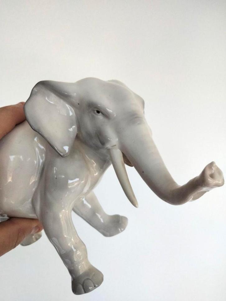 Brocante beeld keramiek of porselein olifant, Antiek en Kunst, Antiek | Woonaccessoires, Ophalen of Verzenden