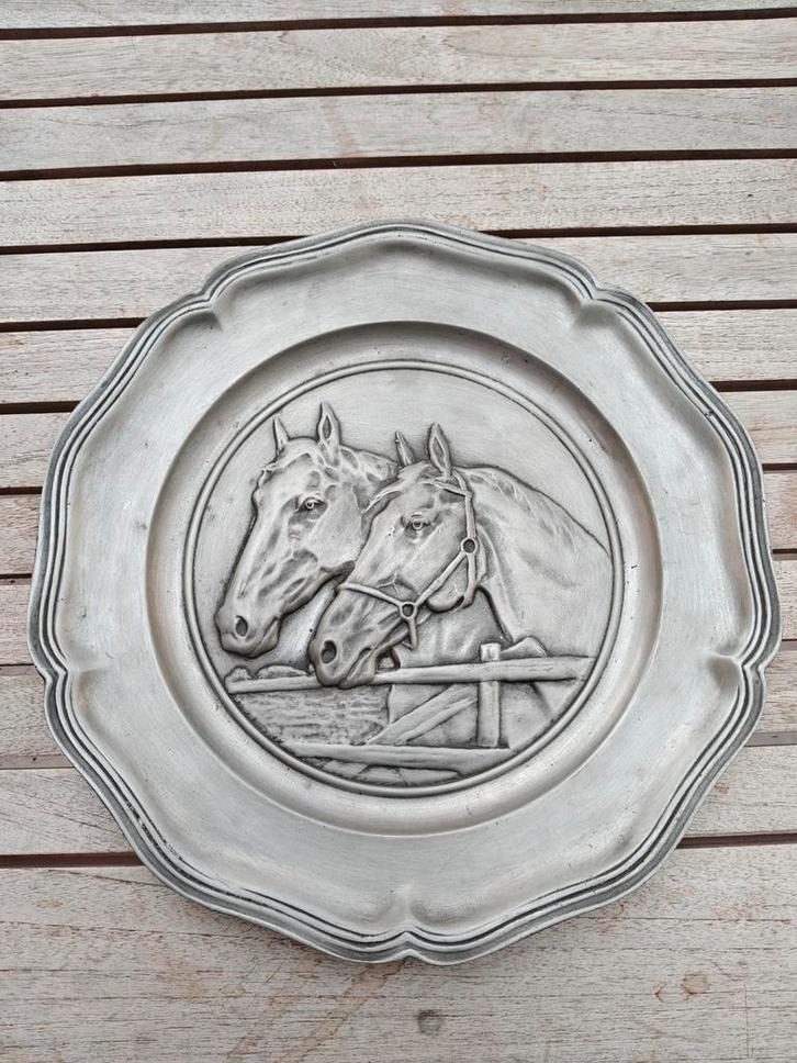 tinnen wandbord met paarden – Clerinco Belgium 94% tin, Antiek en Kunst, Antiek | Tin, Verzenden