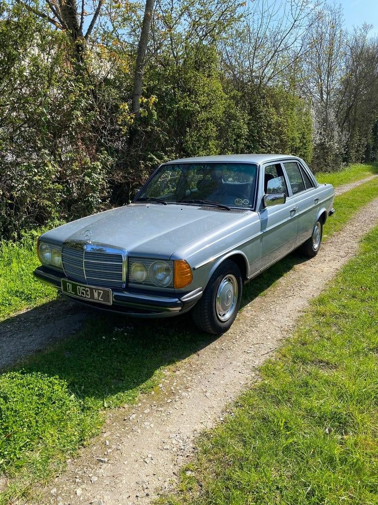 MERCEDES 250 W123 de 1980 (ok pour échange), Auto's, Blauw, Particulier, Blauw, Velours