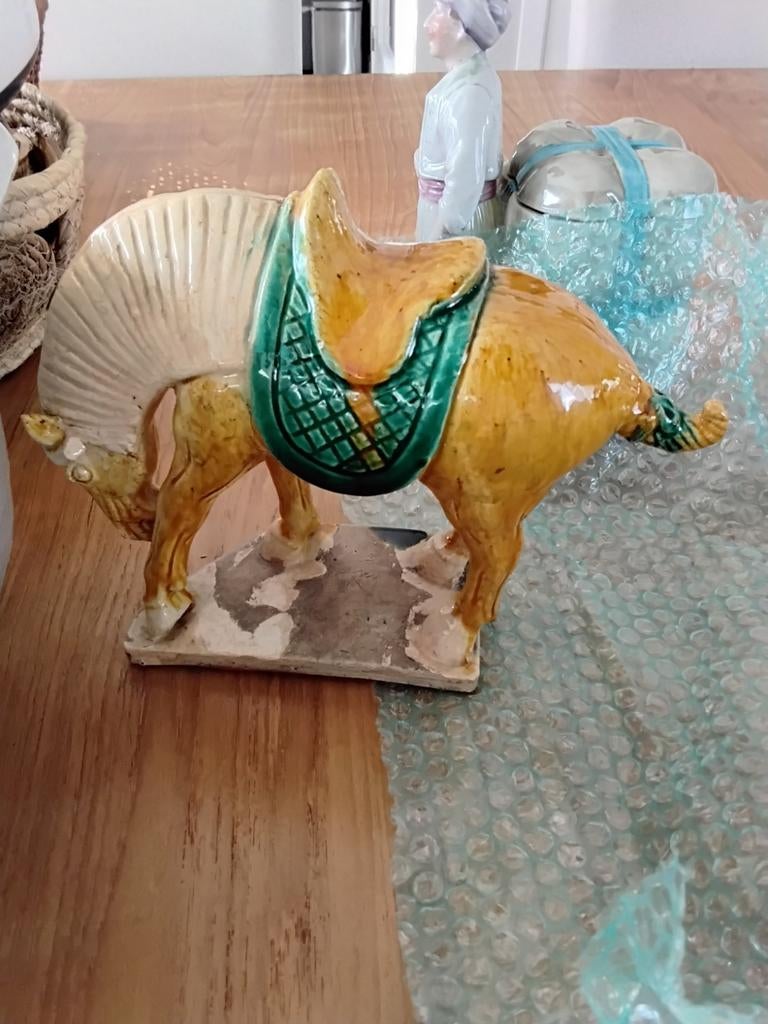 Statuette de cheval en porcelaine, Enlèvement