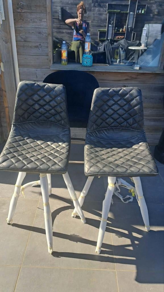 2 nieuwe barkrukken, Ophalen