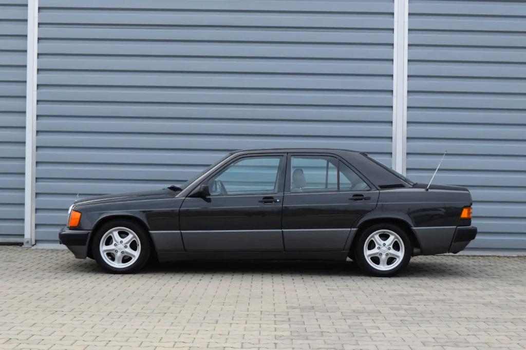 Ik zoek een mercedes 190E 2.6 of 2.0 oldtimer, Auto's, Mercedes-Benz, Zwart, Zwart, Handgeschakeld, Particulier