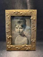 Antieke fotolijst met reliëf bloemen – messing/ art nouveau, Enlèvement ou Envoi