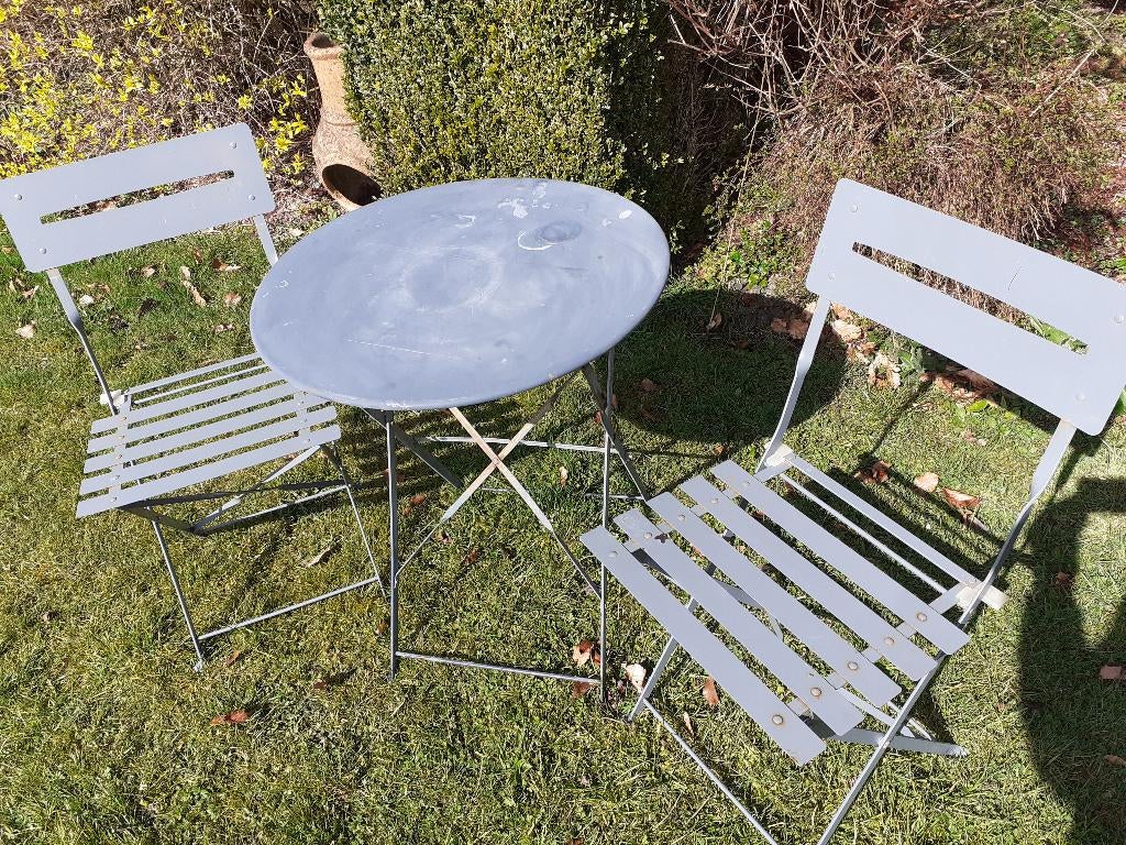 Te koop twee stoelen en een metalen tuintafel, Overige materialen, Gebruikt, Bijzettafel, Loungeset