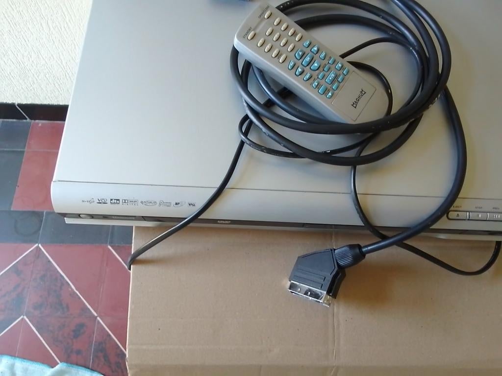 DVD of CD speler merk Magnum met afstandbediening en kabels, Ophalen