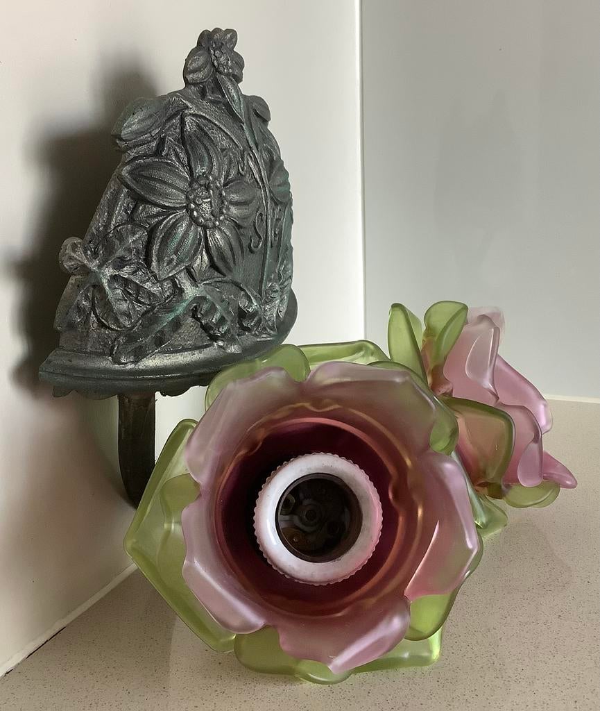 Prachtige Art Nouveau wandlamp smeetijzer en gekleurd glas, Ophalen of Verzenden