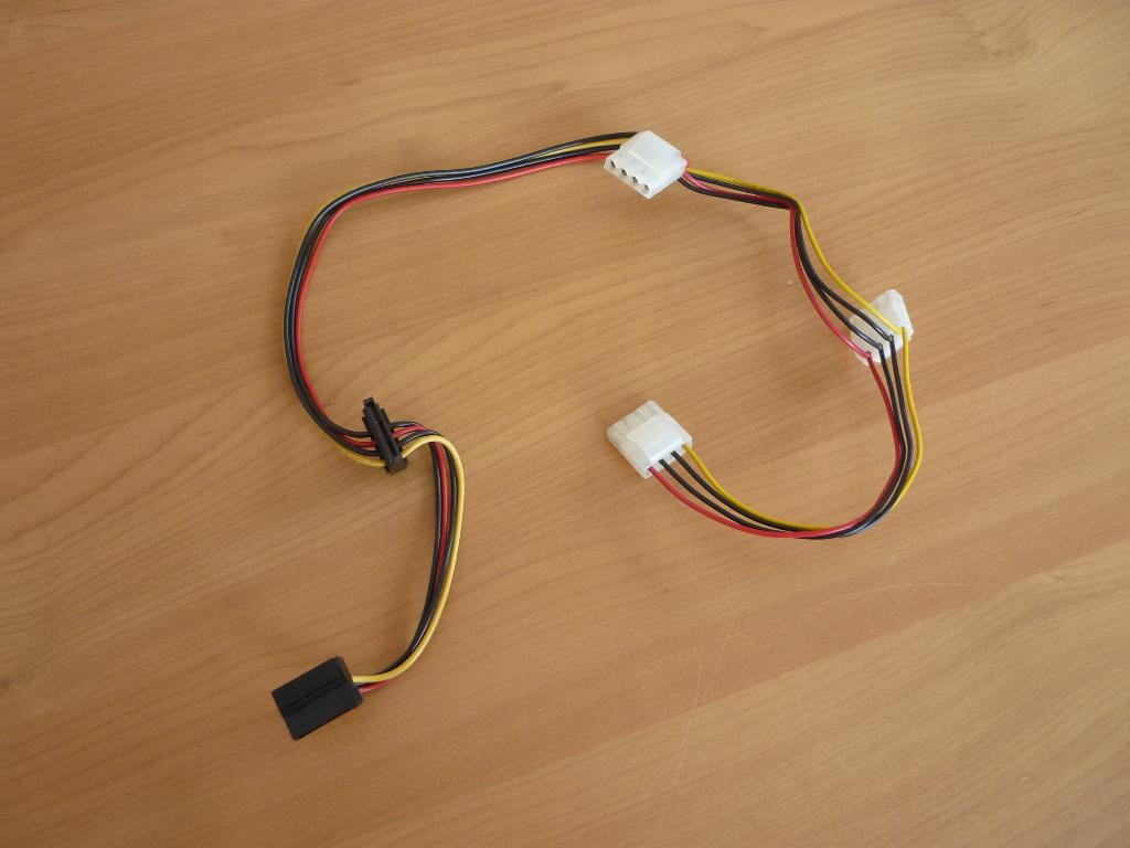 3x 4 Pin IDE female to 2x SATA Molex Splitter branch SATA, Computers en Software, Pc- en Netwerkkabels, Ophalen of Verzenden
