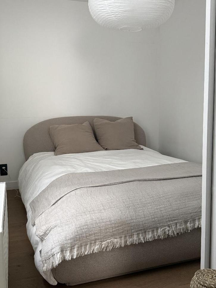 Westwing bedframe 140 x 200, Huis en Inrichting, Slaapkamer | Bedden, Zo goed als nieuw, Twijfelaar, 140 cm, 200 cm, Stof, Beige