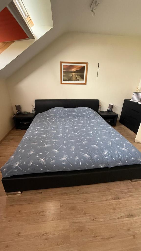 Grand lit avec sommier à lattes et matelas + 2 tables chevet, Ophalen, Zo goed als nieuw