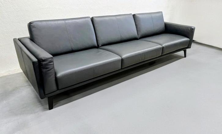 Leolux bellice bank + poef in nieuwstaat, Huis en Inrichting, Zetels | Zetels, Ophalen of Verzenden