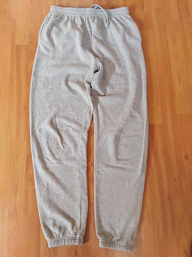 grijze joggingbroek mt L, Kleding | Heren, Ophalen of Verzenden, Gedragen, Maat 52/54 (L), Grijs
