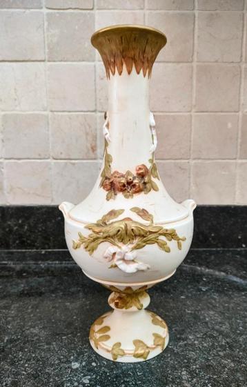 Antieke vaas Royal Dux Bohemia beschikbaar voor biedingen