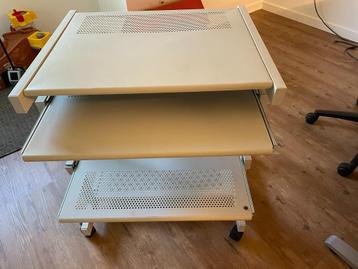 computer/printertafel beschikbaar voor biedingen