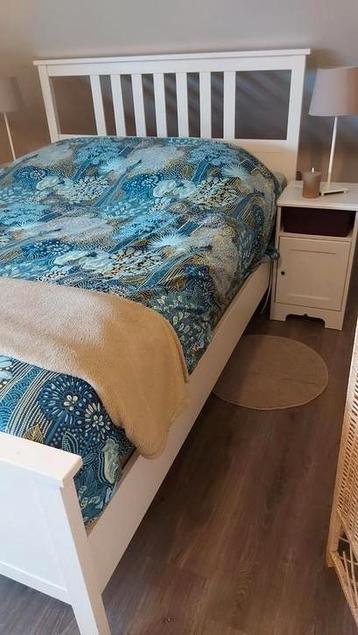 Lit 140/200 HEMNES + sommier + 2 tables de chevet + 2 lampes beschikbaar voor biedingen