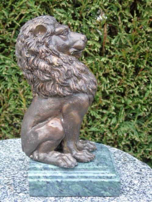 beeld van een zittende leeuw in brons op groen marmer..., Antiek en Kunst, Antiek | Brons en Koper, Brons, Ophalen