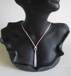 KR-ROZENKWARTS–Roze -Pegel: 4¾cm. x ½cm-L:42cm >totaal 62cm, Handtassen en Accessoires, Kettingen, Verzenden, Nieuw, Roze, Steen of Mineraal