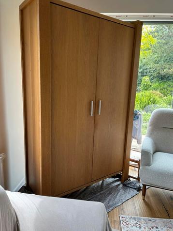 Mooie robuuste houten opbergkast beschikbaar voor biedingen