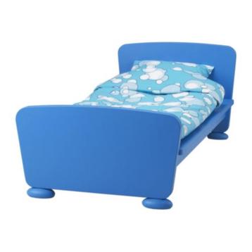 Blauw kinderbed met nachttafel en matras beschikbaar voor biedingen