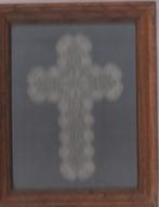 croix en dentelle dans un cadre sous verre, Collections, Religion, Autres types, Utilisé, Enlèvement ou Envoi, Christianisme | Catholique