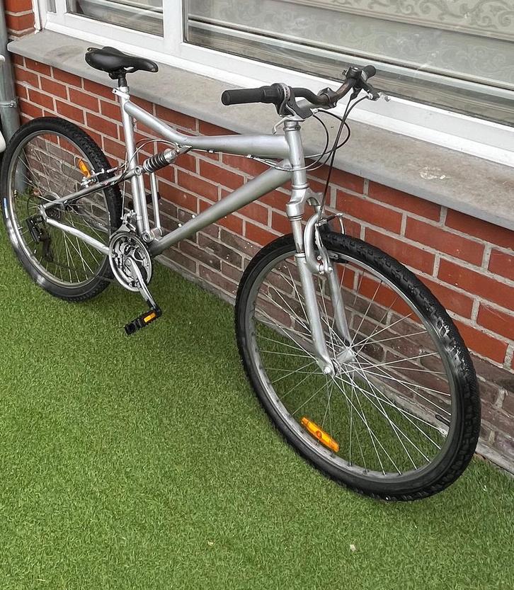 Vélo de montagne argenté avec suspension, Vélos & Vélomoteurs, Vélos | VTT & Mountainbikes, Comme neuf, Hommes, Autres marques