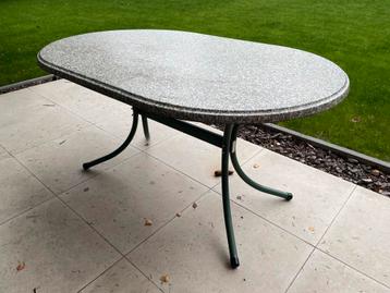 Degelijke tuintafel in goede staat beschikbaar voor biedingen