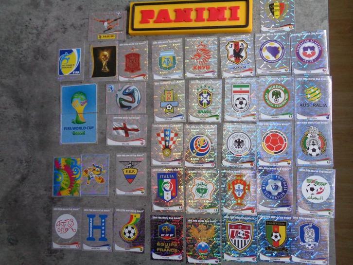 PANINI VOETBAL emblemen STICKERS WORLD CUP 2014 40x badges , Hobby en Vrije tijd, Stickers en Plaatjes, Nieuw, Verzenden