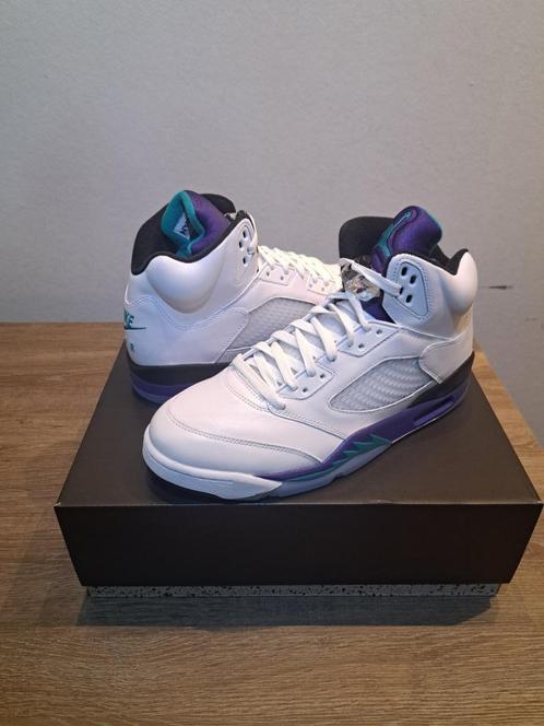 Jordan 5 Retro Grape (2025) EU 46, Kleding | Heren, Schoenen, Nieuw, Sneakers, Wit, Ophalen of Verzenden