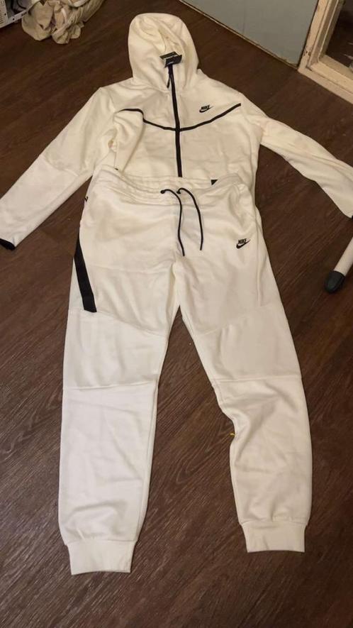 Nieuwe Witte Nike Tech Fleece Maat M - Ongebruikt, Kleding | Heren, Sportkleding, Zo goed als nieuw, Maat 48/50 (M), Ophalen of Verzenden