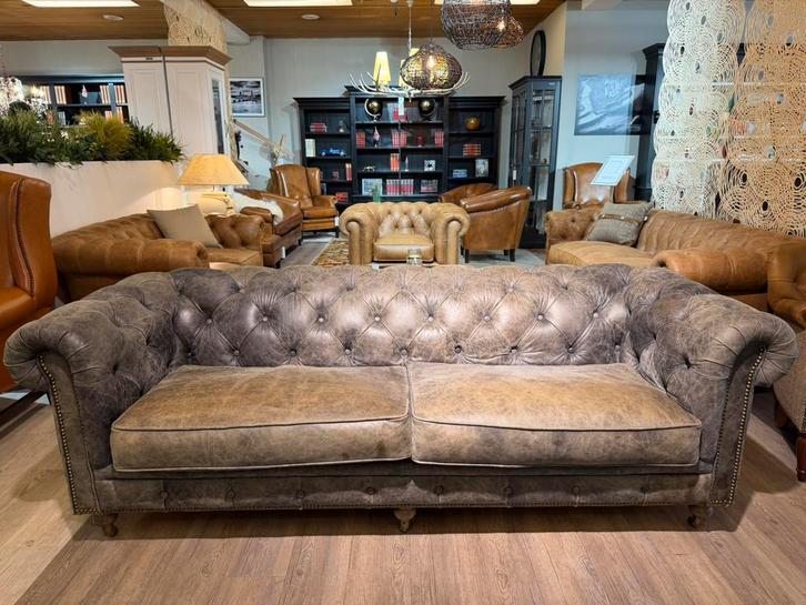 stoere industriële chesterfield 3 zits bank Taupe Grijs, Huis en Inrichting, Zetels | Zetels, Gebruikt, Ophalen of Verzenden