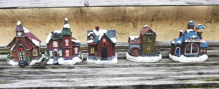Kerstdorp huisjes 5 kersthuisjes gips. Prijs/set., Diversen, Kerst, Nieuw, Ophalen of Verzenden
