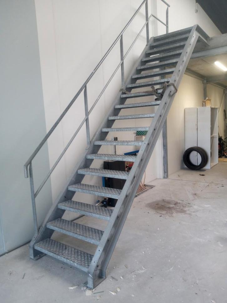 TRAP METAL IJZER GEGALVANISEERDE, Doe-het-zelf en Bouw, Ladders en Trappen, Trap, Ophalen of Verzenden