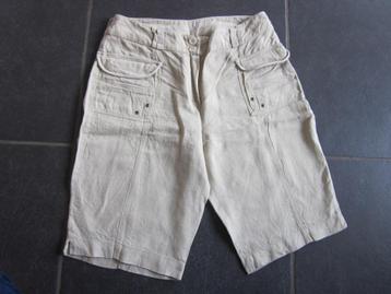 beige short met zakken beschikbaar voor biedingen